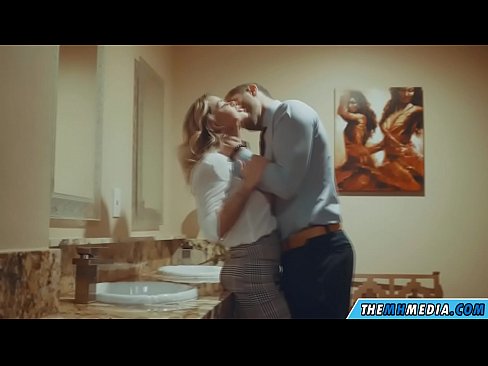 ❤️ Όταν μια πλούσια ξανθιά σε αποπλανεί σε μια δημόσια τουαλέτα ❌ στο el.raceporn.ru ☑